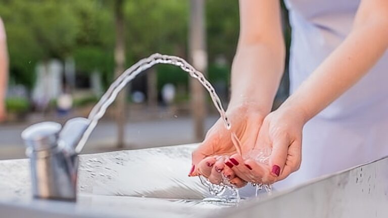 persona lavándose las manos
